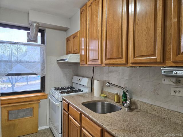 138-18 28th Road 2F, Flushing, NY 11354