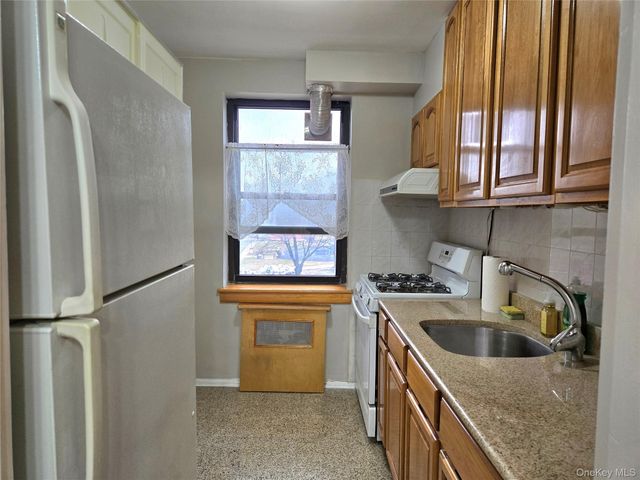 138-18 28th Road 2F, Flushing, NY 11354