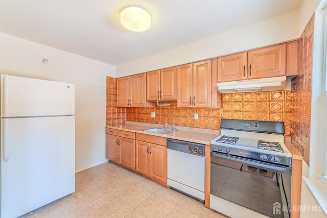 21 York Drive 3B, Edison, NJ 08817