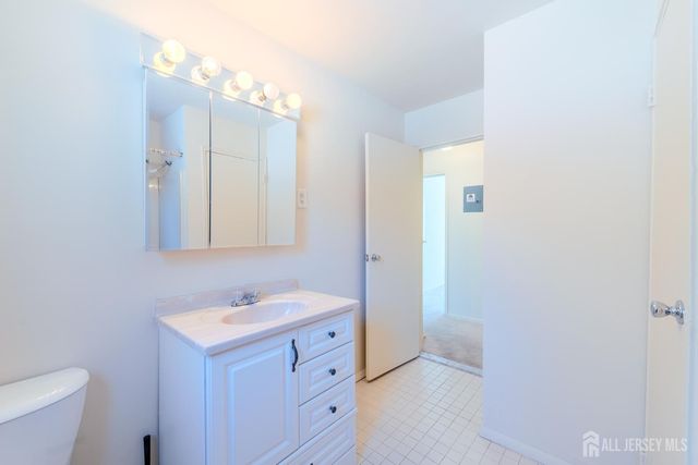 21 York Drive 3B, Edison, NJ 08817