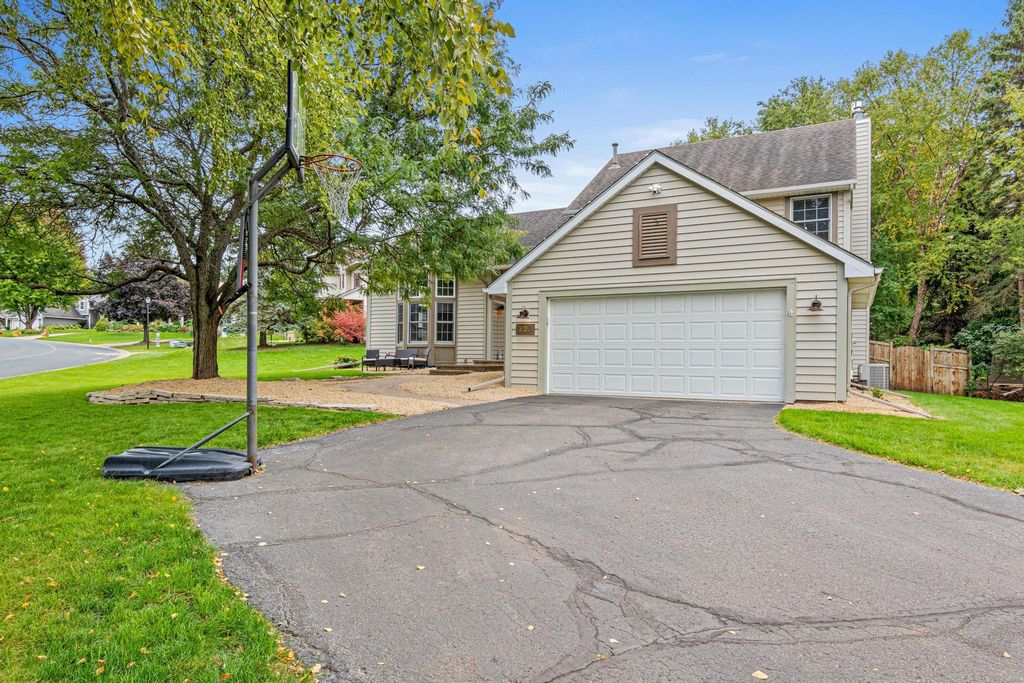 726 Camberwell Drive, Eagan, MN 55123 — photo 2
