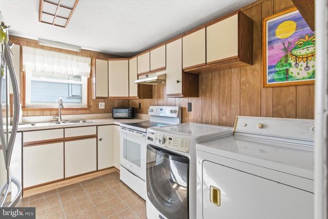 2 NORTHEAST DR, Manahawkin, NJ 08050