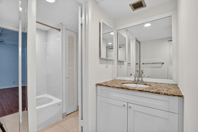 11 ROYAL PALM Way 3040, Boca Raton, FL 33432
