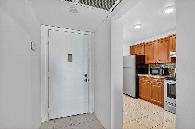 11 ROYAL PALM Way 3040, Boca Raton, FL 33432