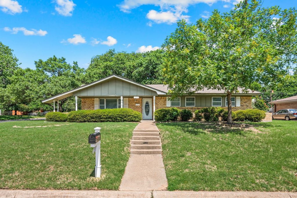 1332 Brookside Drive, Hurst, TX 76053