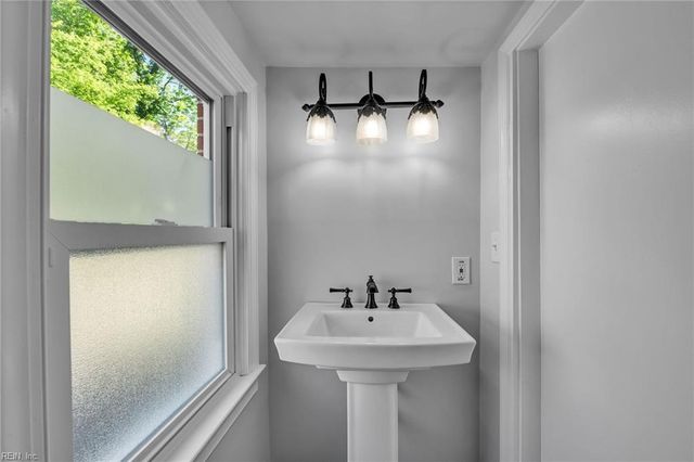 12 McDonald RD, Hampton, VA 23669
