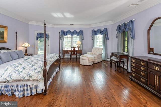 82 AUNT MOLLY RD, Hopewell, NJ 08525