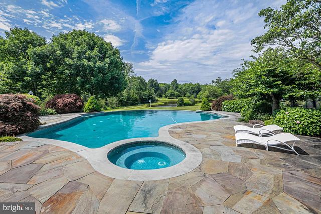 82 AUNT MOLLY RD, Hopewell, NJ 08525