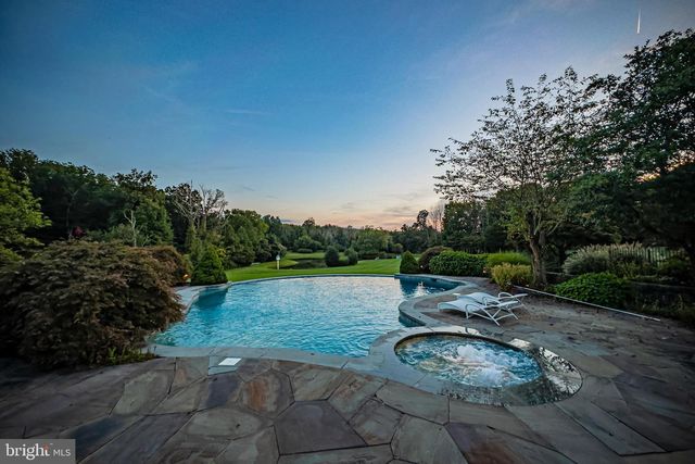 82 AUNT MOLLY RD, Hopewell, NJ 08525