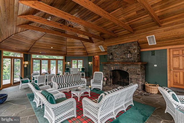 82 AUNT MOLLY RD, Hopewell, NJ 08525