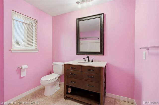 25047 Woodvale Drive, Southfield, MI 48034