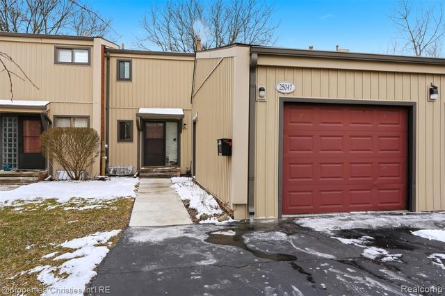 25047 Woodvale Drive, Southfield, MI 48034
