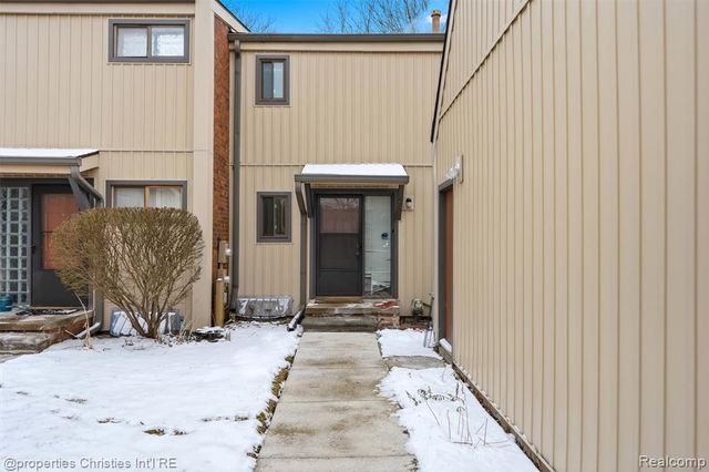 25047 Woodvale Drive, Southfield, MI 48034