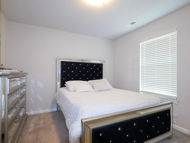 2351 Shadow Creek Circle, Des Moines, IA 50320