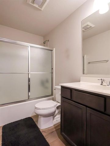 2351 Shadow Creek Circle, Des Moines, IA 50320