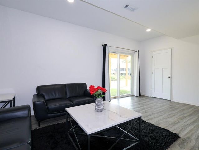 2351 Shadow Creek Circle, Des Moines, IA 50320