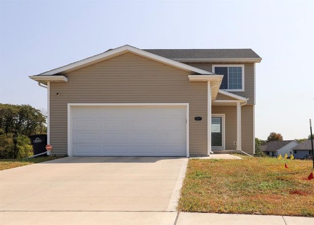 2351 Shadow Creek Circle, Des Moines, IA 50320