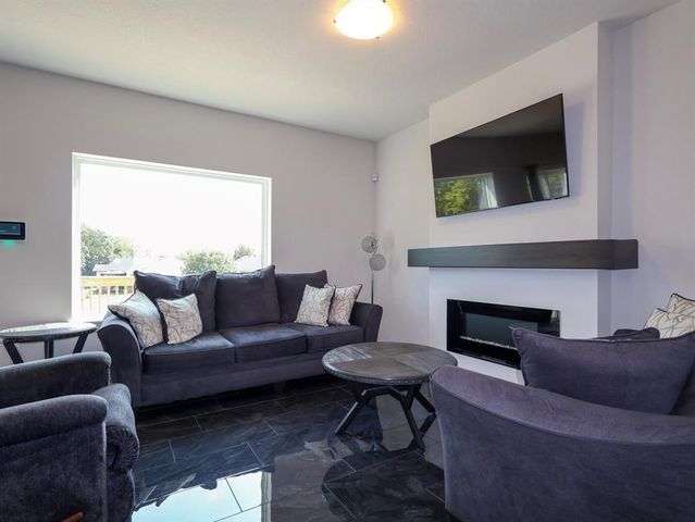 2351 Shadow Creek Circle, Des Moines, IA 50320