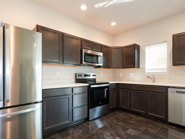 2351 Shadow Creek Circle, Des Moines, IA 50320