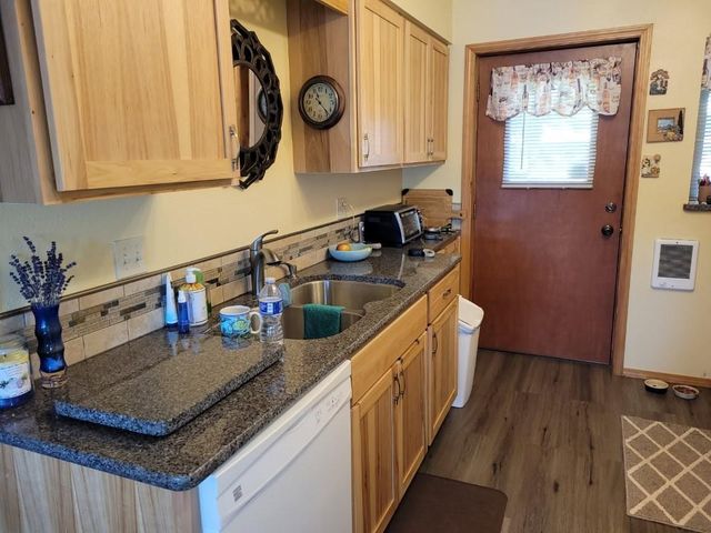 40411 North Shore Dr, Loon Lake, WA 99148
