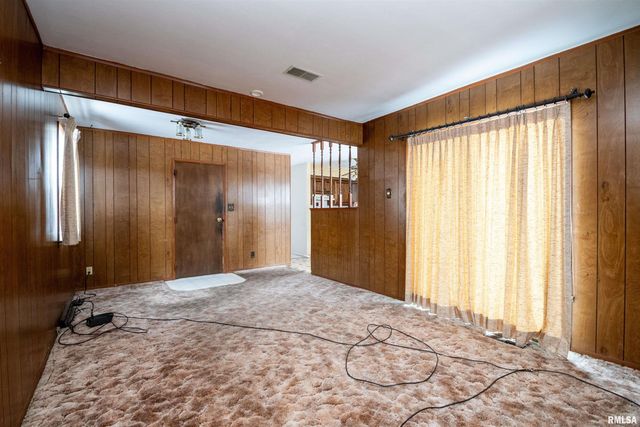 5702 N GRACELAND Drive, Peoria, IL 61614