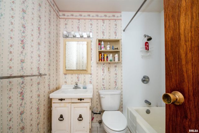 5702 N GRACELAND Drive, Peoria, IL 61614