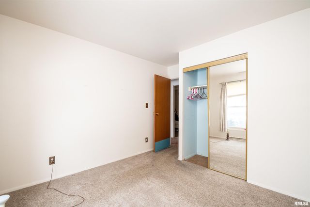 5702 N GRACELAND Drive, Peoria, IL 61614