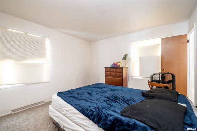 5702 N GRACELAND Drive, Peoria, IL 61614