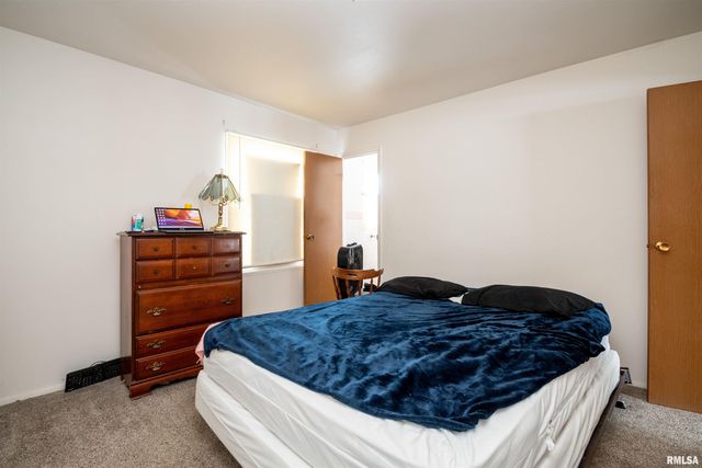 5702 N GRACELAND Drive, Peoria, IL 61614