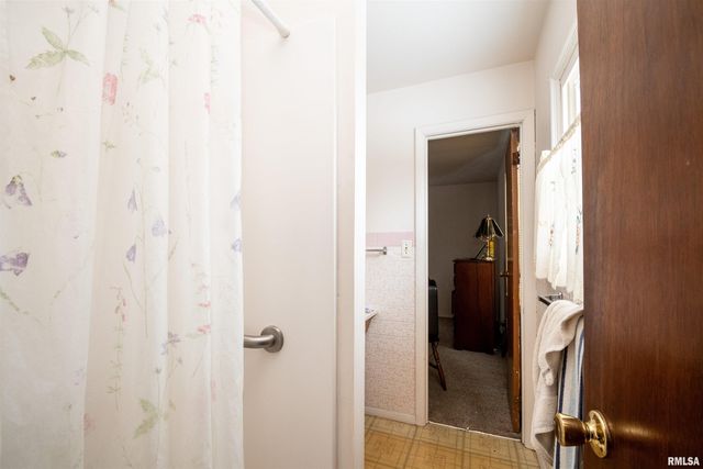 5702 N GRACELAND Drive, Peoria, IL 61614