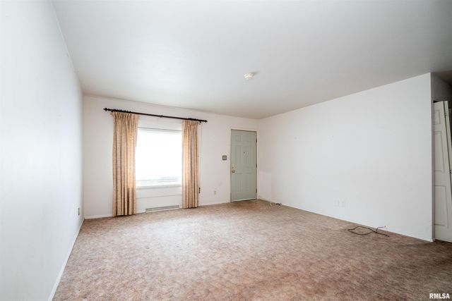 5702 N GRACELAND Drive, Peoria, IL 61614