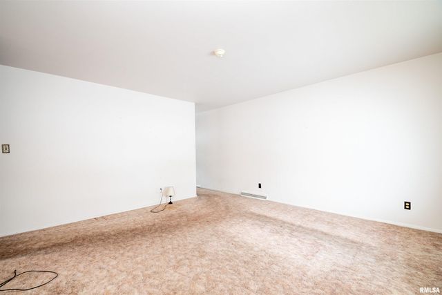 5702 N GRACELAND Drive, Peoria, IL 61614