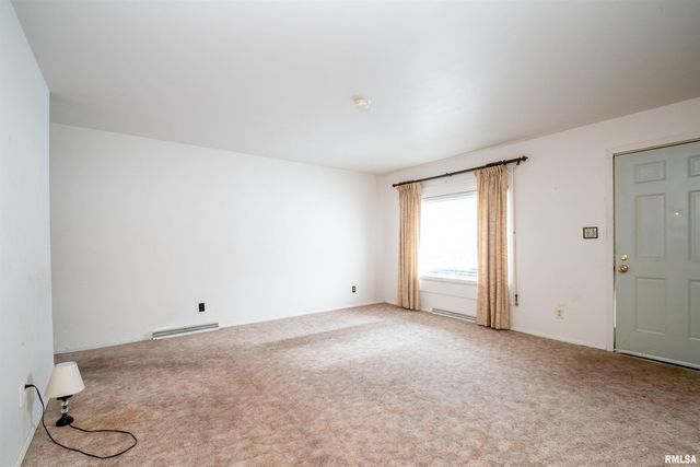 5702 N GRACELAND Drive, Peoria, IL 61614