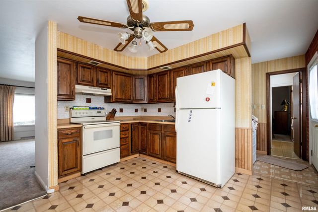 5702 N GRACELAND Drive, Peoria, IL 61614