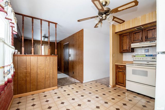 5702 N GRACELAND Drive, Peoria, IL 61614