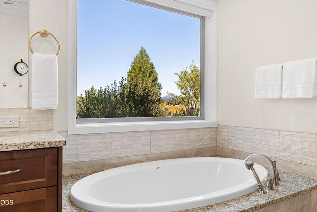 61649 Hosmer Lake Drive, Bend, OR 97702