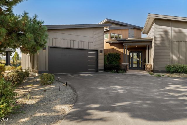 61649 Hosmer Lake Drive, Bend, OR 97702