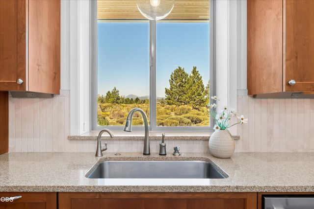 61649 Hosmer Lake Drive, Bend, OR 97702