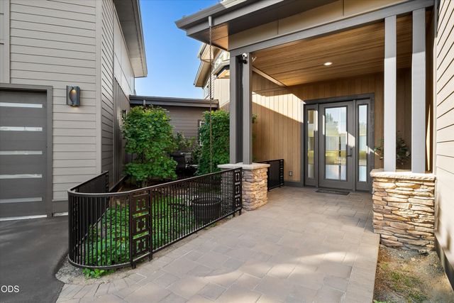 61649 Hosmer Lake Drive, Bend, OR 97702