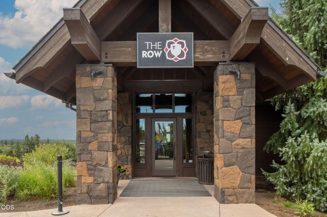 61649 Hosmer Lake Drive, Bend, OR 97702