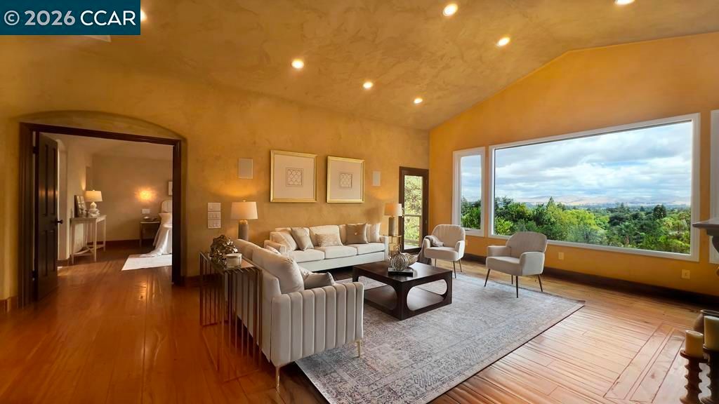Image 5 of property listing at 800 Hamilton Dr, Pleasant Hill, CA 94523