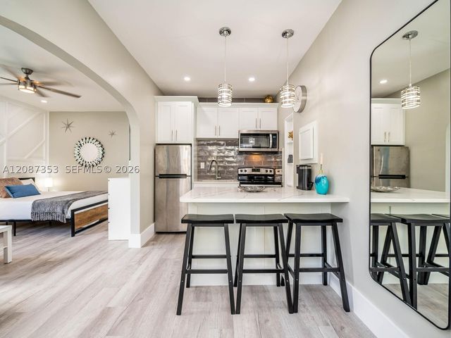 726 8th St, Miami Beach, FL 33139