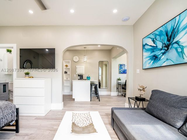 726 8th St, Miami Beach, FL 33139