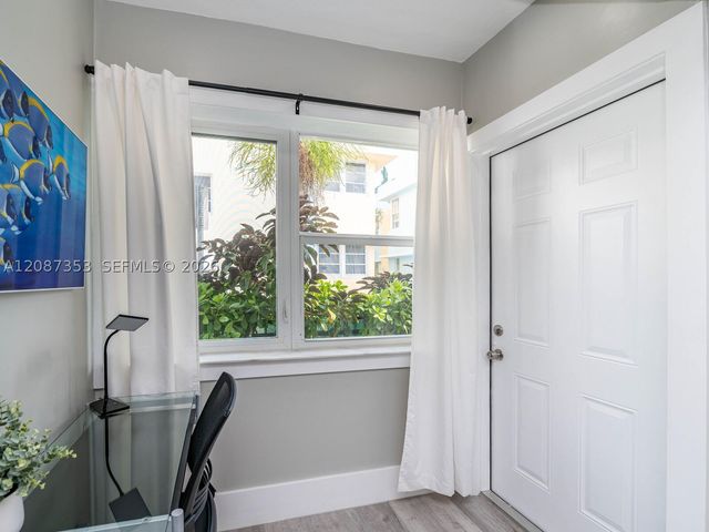 726 8th St, Miami Beach, FL 33139