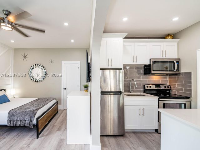 726 8th St, Miami Beach, FL 33139
