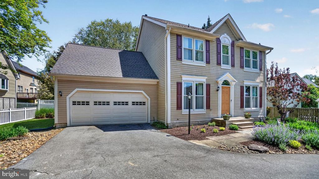 Image 2 of property listing at 2812 BRITE CT, Crofton, MD 21114