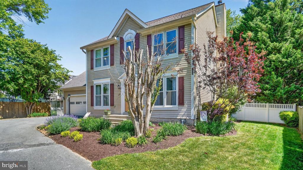 Image 3 of property listing at 2812 BRITE CT, Crofton, MD 21114