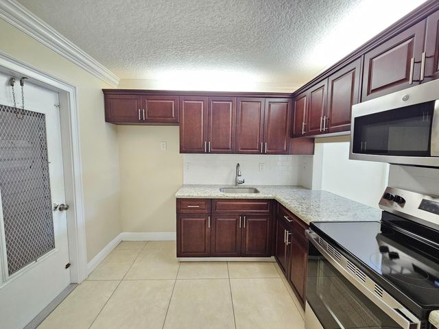2562 Garden Drive N 202, Lake Worth Beach, FL 33461