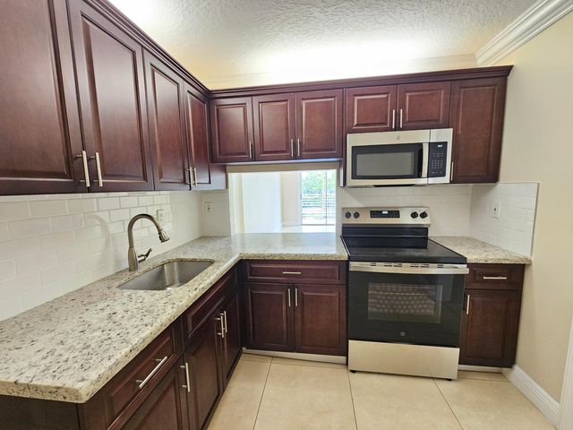 2562 Garden Drive N 202, Lake Worth Beach, FL 33461