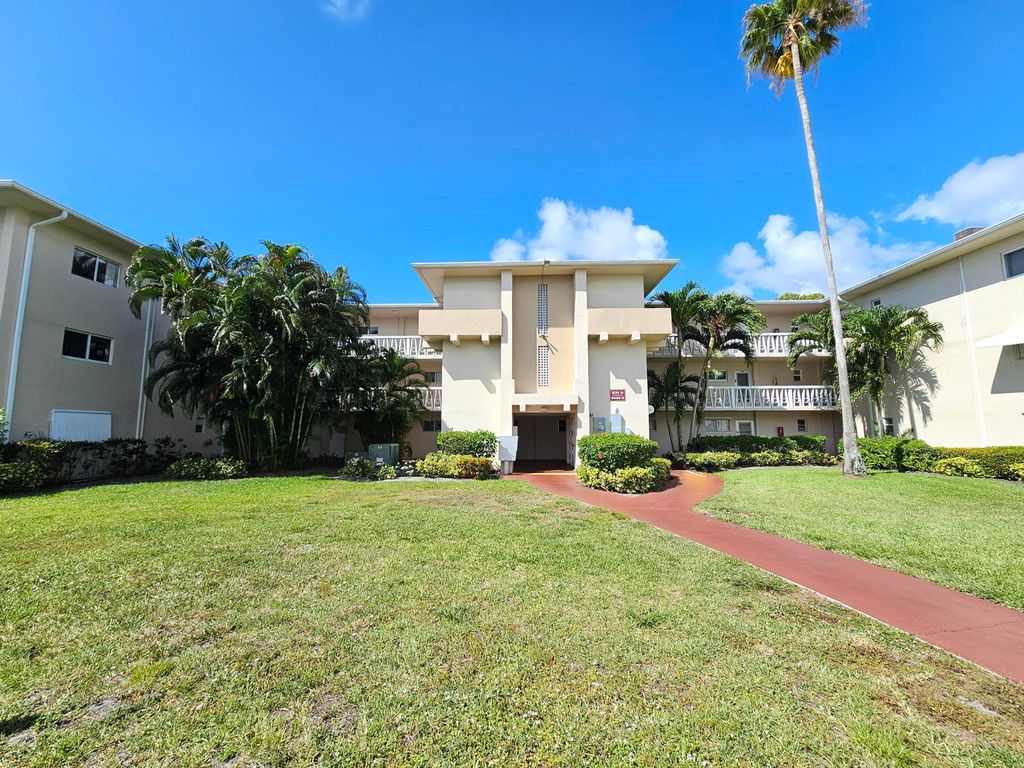 2562 Garden Drive N 202, Lake Worth Beach, FL 33461
